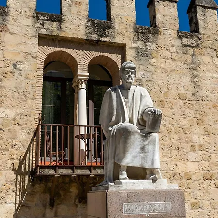Alcázares In Historic Center Cordova